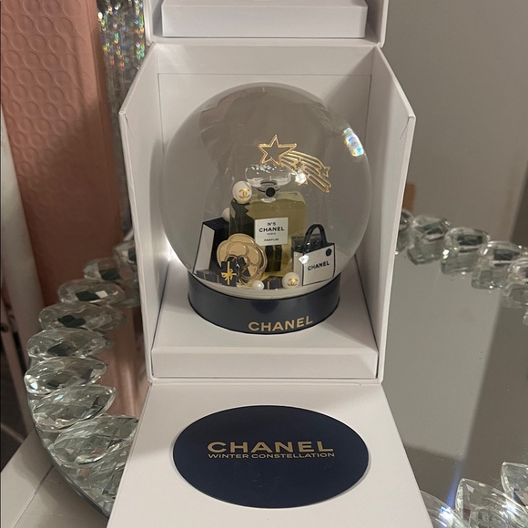 CHANEL Winter Snowglobe Holiday 2025 - Picture 3 of 4